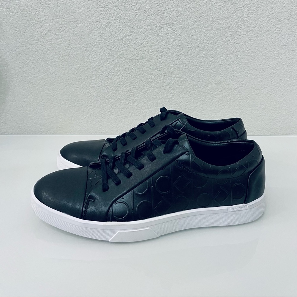 Calvin Klein Men’s black CK monogram embossed leather sneaker Size 9 like new